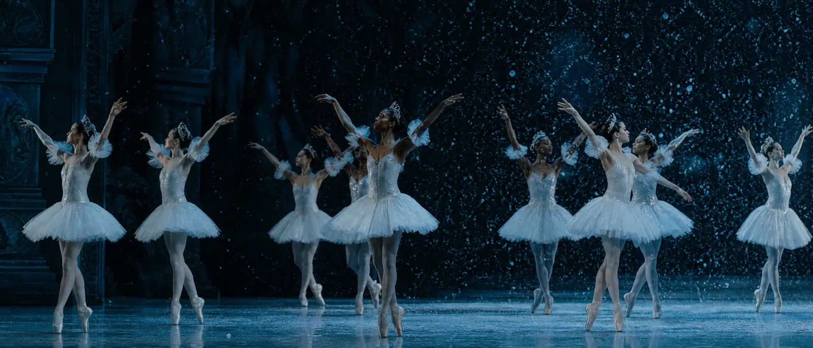 雪の降る舞台で踊るバレリーナたち